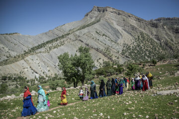 زنان روستا با لباسهای سنتی و الوان، دسته جمعی برای شرکت در مراسم عروسی به خانه مادر عروس میروند.