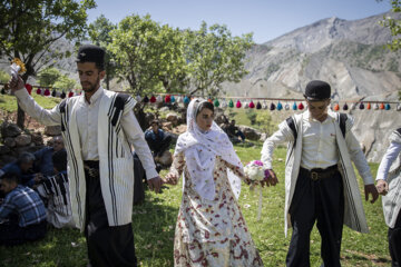 رقص های گروهی ایل بختیاری یکی از زیباترین رقص های محلی ایران است.مراسم جشن ازدواج کنارِ خانه پدری عروس و درطبیعت انجام می شود.