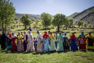 رقص های گروهی ایل بختیاری یکی از زیباترین رقص های محلی ایران است.مراسم جشن ازدواج کنارِ خانه پدری عروس و درطبیعت انجام می شود.