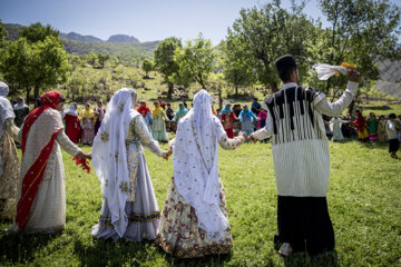 رقص های گروهی ایل بختیاری یکی از زیباترین رقص های محلی ایران است.مراسم جشن ازدواج کنارِ خانه پدری عروس و درطبیعت انجام می شود.