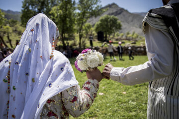 رقص های گروهی ایل بختیاری یکی از زیباترین رقص های محلی ایران است.مراسم جشن ازدواج کنارِ خانه پدری عروس و درطبیعت انجام می شود.