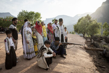 طایفه داماد عصر روز عروسی به عنوان شادی، جشن و سرور با اسلحه تیراندازی می کنند.