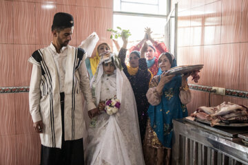 عروس و داماد با همراهی خانواده به منزل خود هدایت می شوند.