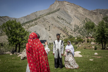 عروس و داماد علاقه دارند عکس یادگاری می گیرند.