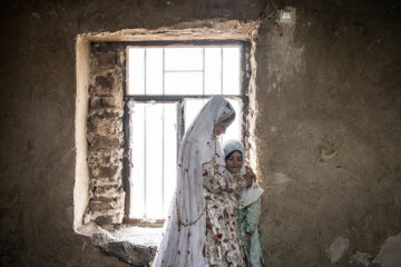 روز عروسی برای خانواده عروس بسیار سخت وغم انگیز است.اعضای خانواده از غصه رفتن دختروجای خالی او اشک می ریزند.