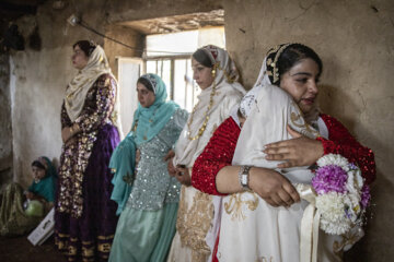 روز عروسی برای خانواده عروس بسیار سخت وغم انگیز است.اعضای خانواده از غصه رفتن دختروجای خالی او اشک می ریزند.