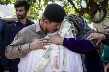 پدر و مادر عروس دخترشان را درآغوش گرفته و با او خداحافظی می کنند.
