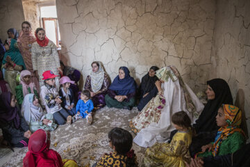  زنان فامیل دورتا دور عروس حلقه بسته اند و برای او اشعار شادی و مرسوم بختیاری را میخوانند.