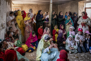 زنان فامیل دورتا دور عروس حلقه بسته اند و برای او اشعار شادی و مرسوم بختیاری را میخوانند.