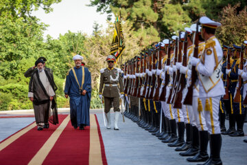 El presidente de Irán recibe oficialmente al sultán de Omán 