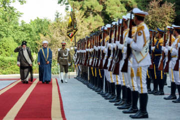 El presidente de Irán recibe oficialmente al sultán de Omán 