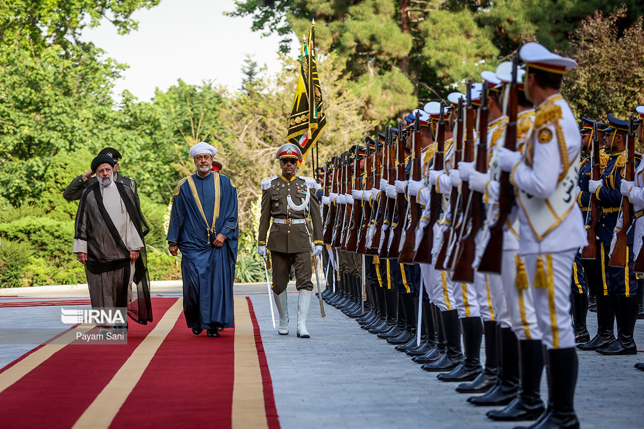 Raïssi accueille officiellement le sultan d'Oman à Téhéran