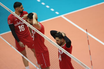 Le dernier entraînement de l'équipe nationale de volley-ball iranienne avant de participer à la Ligue des Nations 2023 s'est déroulé lundi soir (29 mai 2023) sous la supervision du sélectionneur et l'entraîneur-chef de l'équipe, Behrouz Ataaï, dans la salle de la fédération de volley-ball. (Photo : Payaam Thani)