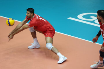 Le dernier entraînement de l'équipe nationale de volley-ball iranienne avant de participer à la Ligue des Nations 2023 s'est déroulé lundi soir (29 mai 2023) sous la supervision du sélectionneur et l'entraîneur-chef de l'équipe, Behrouz Ataaï, dans la salle de la fédération de volley-ball. (Photo : Payaam Thani)