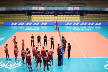 Le dernier entraînement de l'équipe nationale de volley-ball iranienne avant de participer à la Ligue des Nations 2023 s'est déroulé lundi soir (29 mai 2023) sous la supervision du sélectionneur et l'entraîneur-chef de l'équipe, Behrouz Ataaï, dans la salle de la fédération de volley-ball. (Photo : Payaam Thani)