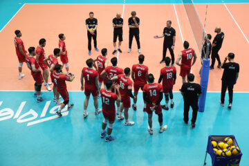 Le dernier entraînement de l'équipe nationale de volley-ball iranienne avant de participer à la Ligue des Nations 2023 s'est déroulé lundi soir (29 mai 2023) sous la supervision du sélectionneur et l'entraîneur-chef de l'équipe, Behrouz Ataaï, dans la salle de la fédération de volley-ball. (Photo : Payaam Thani)