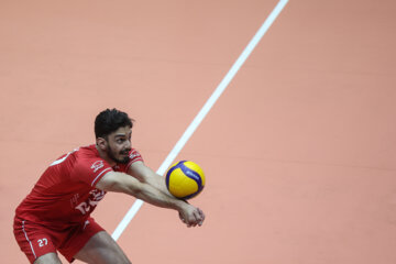 Le dernier entraînement de l'équipe nationale de volley-ball iranienne avant de participer à la Ligue des Nations 2023 s'est déroulé lundi soir (29 mai 2023) sous la supervision du sélectionneur et l'entraîneur-chef de l'équipe, Behrouz Ataaï, dans la salle de la fédération de volley-ball. (Photo : Payaam Thani)