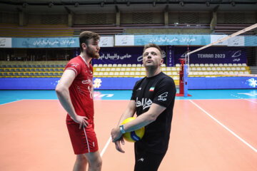 Le dernier entraînement de l'équipe nationale de volley-ball iranienne avant de participer à la Ligue des Nations 2023 s'est déroulé lundi soir (29 mai 2023) sous la supervision du sélectionneur et l'entraîneur-chef de l'équipe, Behrouz Ataaï, dans la salle de la fédération de volley-ball. (Photo : Payaam Thani)