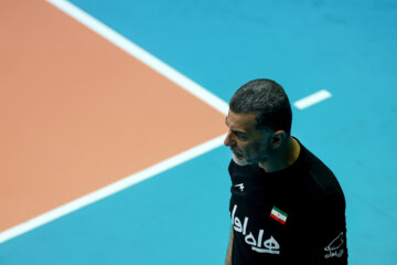 Le dernier entraînement de l'équipe nationale de volley-ball iranienne avant de participer à la Ligue des Nations 2023 s'est déroulé lundi soir (29 mai 2023) sous la supervision du sélectionneur et l'entraîneur-chef de l'équipe, Behrouz Ataaï, dans la salle de la fédération de volley-ball. (Photo : Payaam Thani)