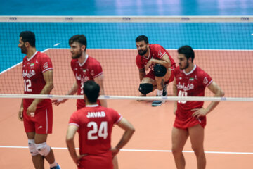 Le dernier entraînement de l'équipe nationale de volley-ball iranienne avant de participer à la Ligue des Nations 2023 s'est déroulé lundi soir (29 mai 2023) sous la supervision du sélectionneur et l'entraîneur-chef de l'équipe, Behrouz Ataaï, dans la salle de la fédération de volley-ball. (Photo : Payaam Thani)