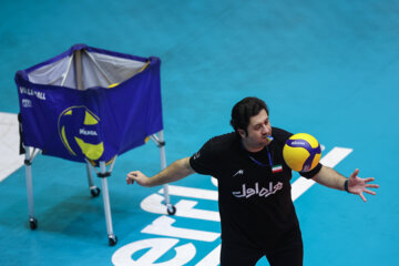 Le dernier entraînement de l'équipe nationale de volley-ball iranienne avant de participer à la Ligue des Nations 2023 s'est déroulé lundi soir (29 mai 2023) sous la supervision du sélectionneur et l'entraîneur-chef de l'équipe, Behrouz Ataaï, dans la salle de la fédération de volley-ball. (Photo : Payaam Thani)
