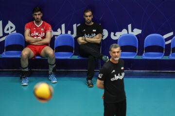 Le dernier entraînement de l'équipe nationale de volley-ball iranienne avant de participer à la Ligue des Nations 2023 s'est déroulé lundi soir (29 mai 2023) sous la supervision du sélectionneur et l'entraîneur-chef de l'équipe, Behrouz Ataaï, dans la salle de la fédération de volley-ball. (Photo : Payaam Thani)