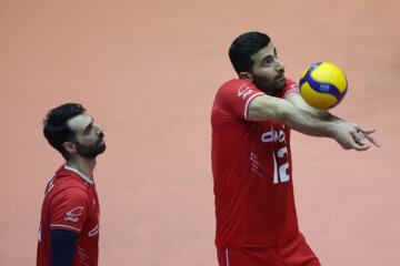 Le dernier entraînement de l'équipe nationale de volley-ball iranienne avant de participer à la Ligue des Nations 2023 s'est déroulé lundi soir (29 mai 2023) sous la supervision du sélectionneur et l'entraîneur-chef de l'équipe, Behrouz Ataaï, dans la salle de la fédération de volley-ball. (Photo : Payaam Thani)