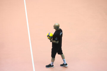 Le dernier entraînement de l'équipe nationale de volley-ball iranienne avant de participer à la Ligue des Nations 2023 s'est déroulé lundi soir (29 mai 2023) sous la supervision du sélectionneur et l'entraîneur-chef de l'équipe, Behrouz Ataaï, dans la salle de la fédération de volley-ball. (Photo : Payaam Thani)