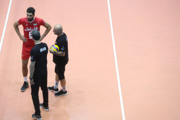 Le dernier entraînement de l'équipe nationale de volley-ball iranienne avant de participer à la Ligue des Nations 2023 s'est déroulé lundi soir (29 mai 2023) sous la supervision du sélectionneur et l'entraîneur-chef de l'équipe, Behrouz Ataaï, dans la salle de la fédération de volley-ball. (Photo : Payaam Thani)