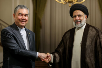 Le président du Conseil populaire du Turkménistan rencontre le président Raïssi à Téhéran 