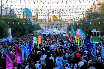 Iran : le rassemblement des passionnés de l'Imam Reza (P) à Mashhad au nord-est le mardi soir (30 mai 2023), avec la présence de pèlerins et des passionnés du saint Imam.  (Photo : Mahdi Ghorbani). 