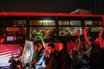 جشن هواداران پرسپولیس در میدان ولیعصر