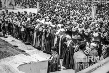 حضور رهبر انقلاب در مراسم چهارمین سالگرد رحلت امام خمینی (ره)- سال ۱۳۷۲