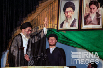 حضور رهبر انقلاب در مراسم ششمین سالگرد رحلت امام خمینی (ره)- سال ۱۳۷۴