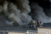 تلاش ۱۶ آتش نشان برای سرکوب شعله‌های آتش در کارگاه تولیدی در شیراز