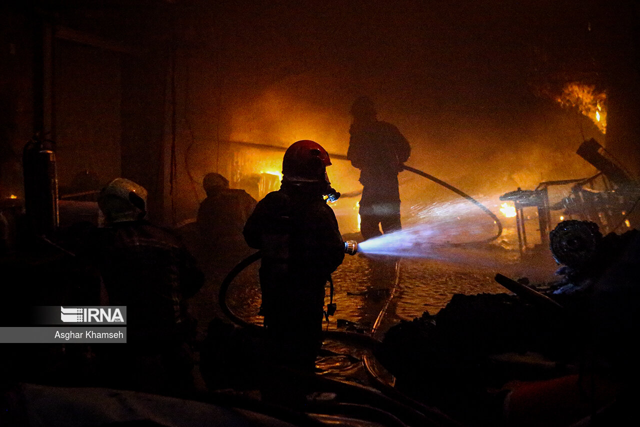 فوت ۴ نفر در پی آتش‌سوزی یک کارگاه مبل در تهران +فیلم
