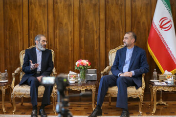 دیدار وزیر امور خارجه با دیپلمات تازه آزاد شده ایرانی