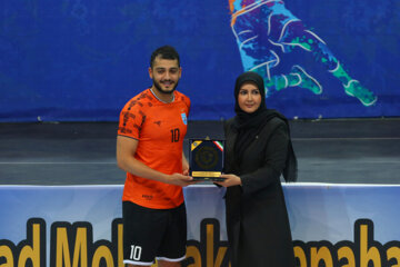 Le match final de la 25e édition de la compétition de handball de la Coupe d'Asie des clubs s'est déroulé ce samedi soir (10 juin 2023) opposant les équipes d'Al Duhail du Qatar et d'Al Najma de Bahreïn dans la salle du complexe Naqsh-e Jahan de la ville d’Ispahan au centre de l’Iran et s'est terminé par le victoire de Najma (31-30). (Photo : Rasoul Shojaï-IRNA)