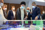 قائد الثورة الإسلامیة یزور معرض إنجازات الصناعة النووية