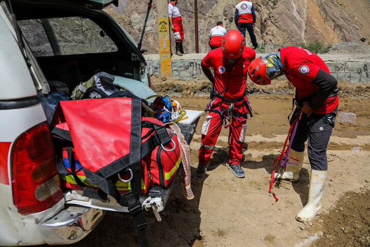 عملیات جستجو برای مفقودین سیلاب جاده کرج -چالوس ادامه دارد