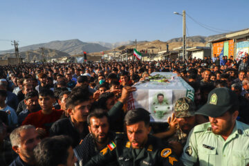 خاکسپاری پیکر شهید سرگرد «محمد قنبری» در روستای چلسرخ 