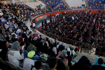 vTéhéran (IRNA)-La première cérémonie de remise des diplômes de 1 400 étudiants internationaux de l'Université islamique d'Azad s'est tenue ce mercredi soir (14 juin 2023) en présence de Mohammed Mehdi Tehranchi, président de l'Université islamique d'Azad, à la succursale centrale de l’université dans le quartier de Sohanak à Téhéran. (Photo : Marzieh Soleimani)