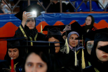 Téhéran (IRNA)-La première cérémonie de remise des diplômes de 1 400 étudiants internationaux de l'Université islamique d'Azad s'est tenue ce mercredi soir (14 juin 2023) en présence de Mohammed Mehdi Tehranchi, président de l'Université islamique d'Azad, à la succursale centrale de l’université dans le quartier de Sohanak à Téhéran. (Photo : Marzieh Soleimani)