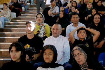 Téhéran (IRNA)-La première cérémonie de remise des diplômes de 1 400 étudiants internationaux de l'Université islamique d'Azad s'est tenue ce mercredi soir (14 juin 2023) en présence de Mohammed Mehdi Tehranchi, président de l'Université islamique d'Azad, à la succursale centrale de l’université dans le quartier de Sohanak à Téhéran. (Photo : Marzieh Soleimani)