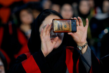 Téhéran (IRNA)-La première cérémonie de remise des diplômes de 1 400 étudiants internationaux de l'Université islamique d'Azad s'est tenue ce mercredi soir (14 juin 2023) en présence de Mohammed Mehdi Tehranchi, président de l'Université islamique d'Azad, à la succursale centrale de l’université dans le quartier de Sohanak à Téhéran. (Photo : Marzieh Soleimani)