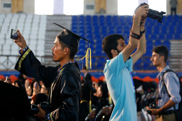 Téhéran (IRNA)-La première cérémonie de remise des diplômes de 1 400 étudiants internationaux de l'Université islamique d'Azad s'est tenue ce mercredi soir (14 juin 2023) en présence de Mohammed Mehdi Tehranchi, président de l'Université islamique d'Azad, à la succursale centrale de l’université dans le quartier de Sohanak à Téhéran. (Photo : Marzieh Soleimani)