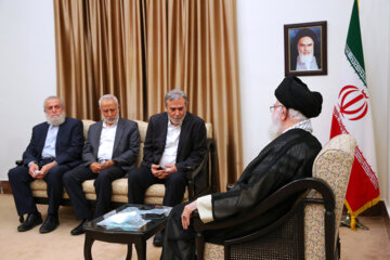 Le secrétaire général du mouvement du Jihad islamique palestinien, Ziyad al-Nakhalah, et la délégation l’accompagnant, ont rencontré le Leader de la Révolution islamique d’Iran, l'ayatollah Seyyed Ali Khamenei, ce mercredi soir, 14 juin 2023 à Téhéran. (Source de photo : khamenei.ir)