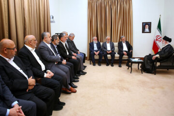 Le secrétaire général du mouvement du Jihad islamique palestinien, Ziyad al-Nakhalah, et la délégation l’accompagnant, ont rencontré le Leader de la Révolution islamique d’Iran, l'ayatollah Seyyed Ali Khamenei, ce mercredi soir, 14 juin 2023 à Téhéran. (Source de photo : khamenei.ir)