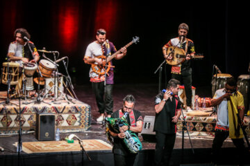 Le concert de musique régionale (folklorique) du groupe « Lian » a eu lieu le mercredi soir (14 juin 2023) sous la direction de Mohsen Sharifian au Vahdat Hall de Téhéran. (Photo : Ali Sharifzadeh)