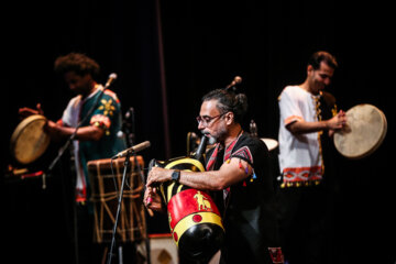 Le concert de musique régionale (folklorique) du groupe « Lian » a eu lieu le mercredi soir (14 juin 2023) sous la direction de Mohsen Sharifian au Vahdat Hall de Téhéran. (Photo : Ali Sharifzadeh)